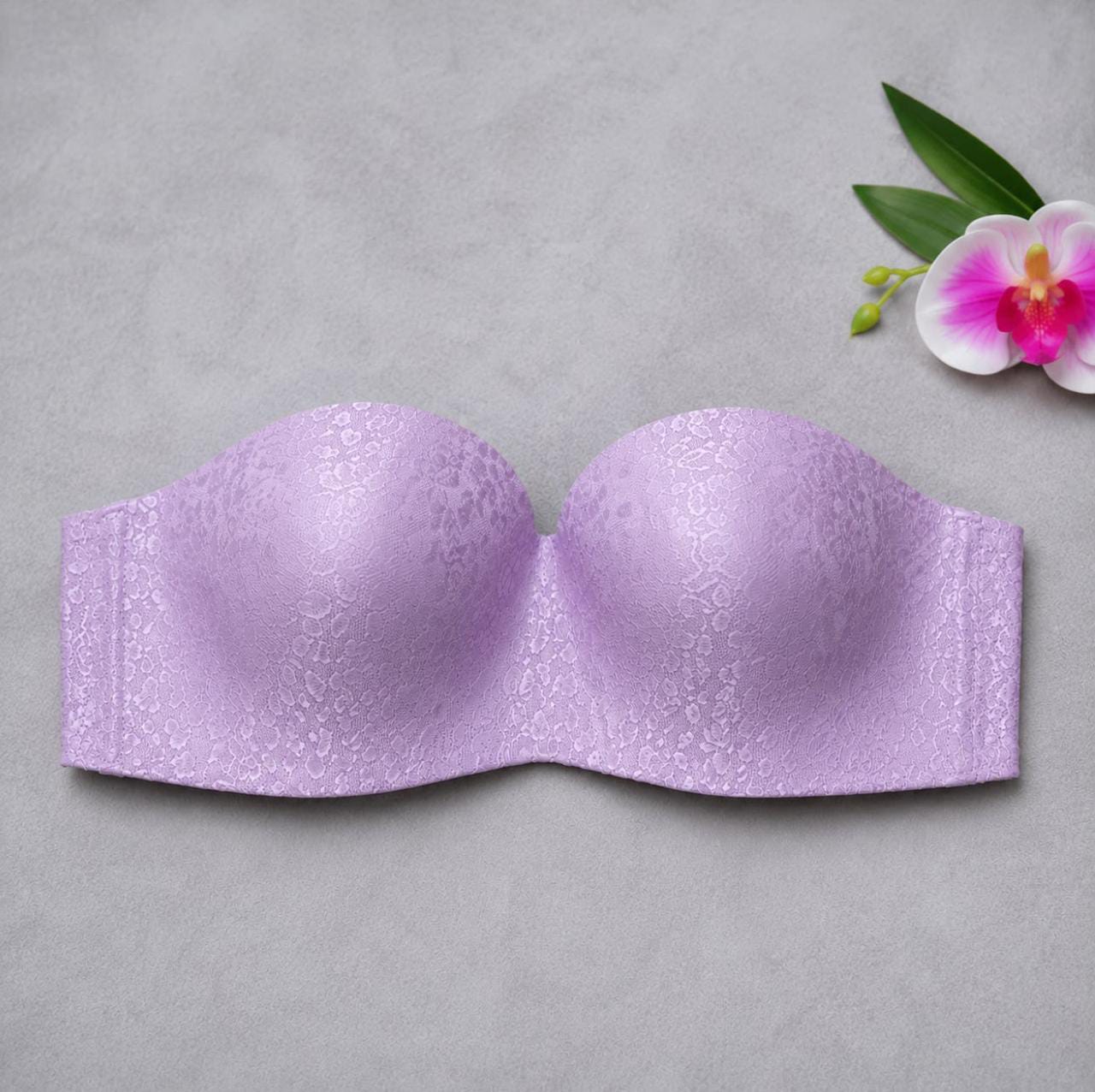 Luxury Fancy Lace Strapless Foam Bra – Seamless Push-Up